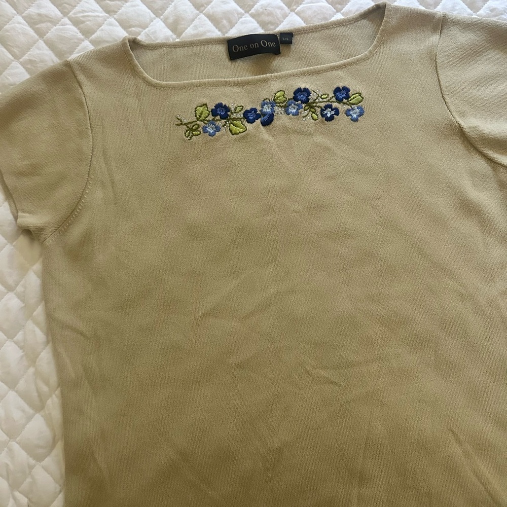 Vintage Beige Short Sleeve Sweater with Blue Embroidered Flowers (Size L) - Picture 3 of 8